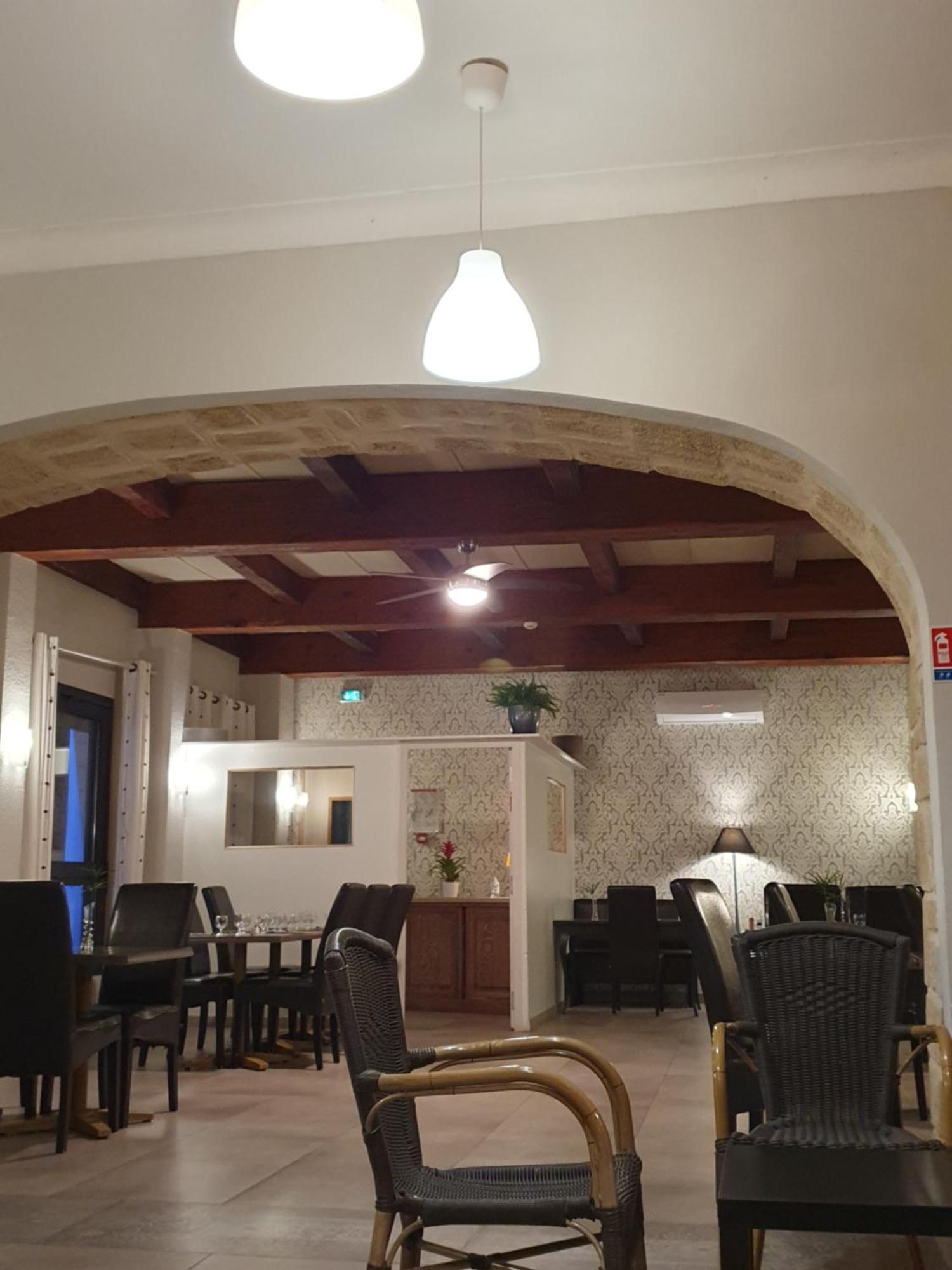 Auberge De La Tour -Appartements- Valros 외부 사진
