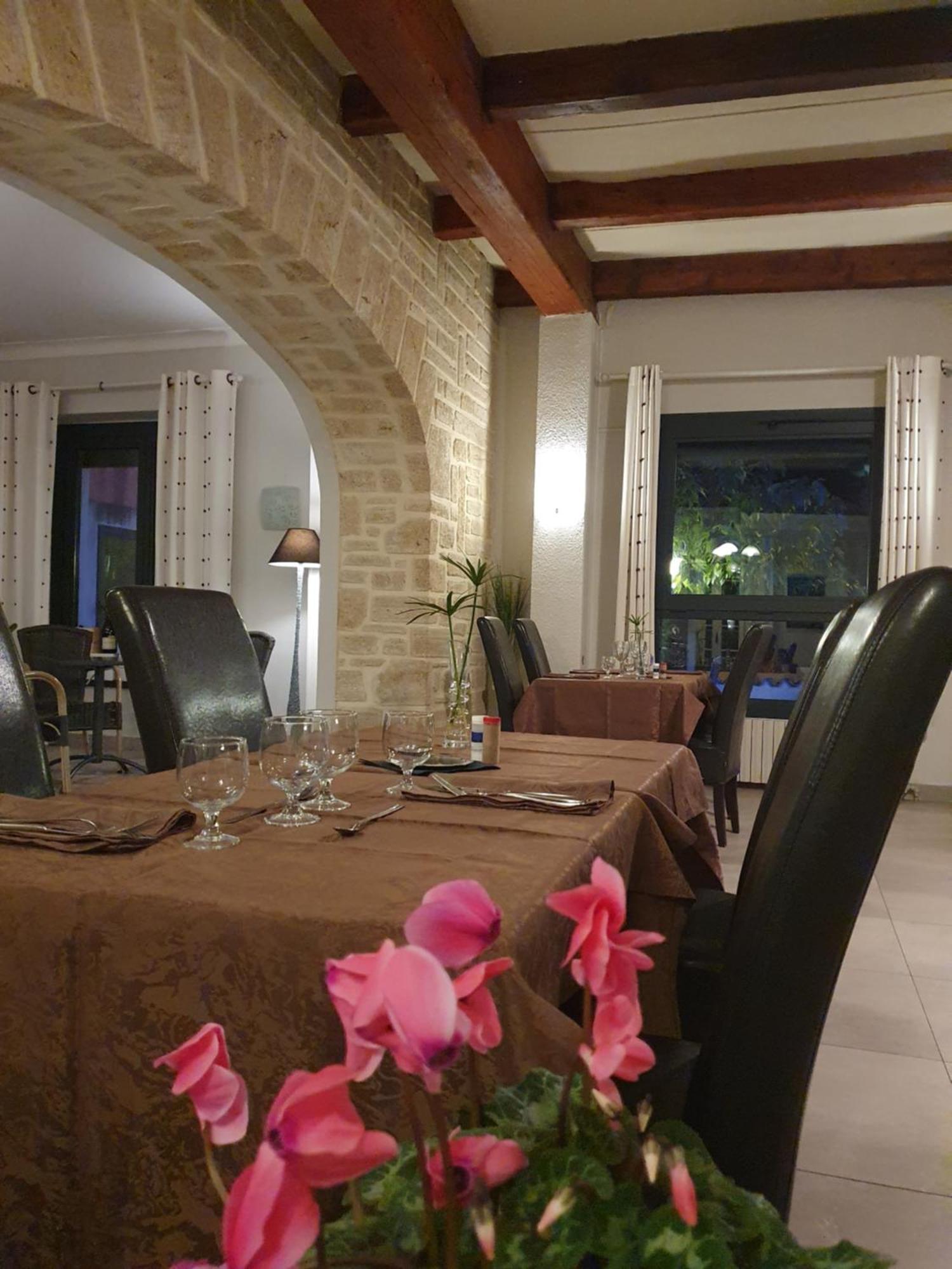 Auberge De La Tour -Appartements- Valros 외부 사진