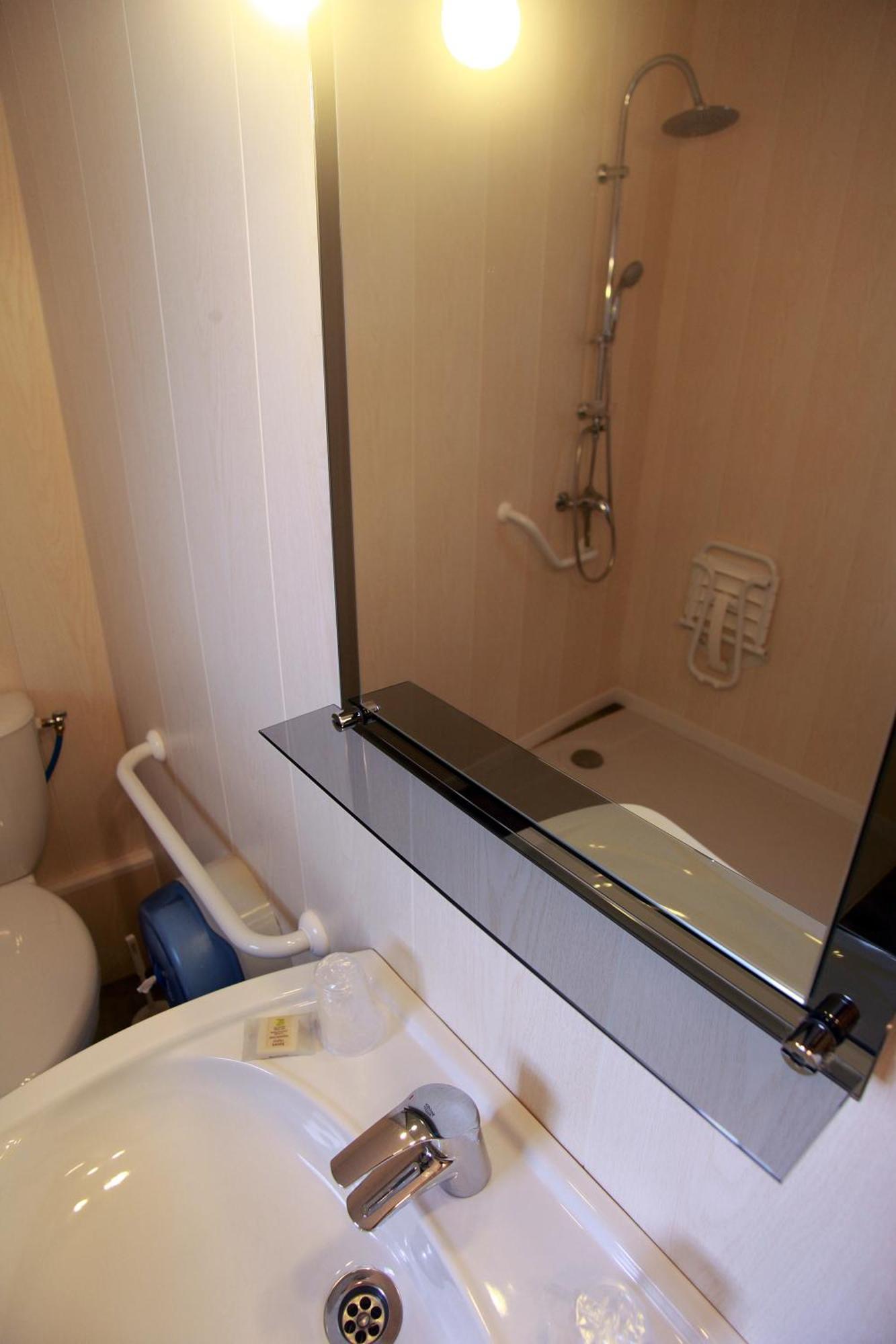 Auberge De La Tour -Appartements- Valros 객실 사진